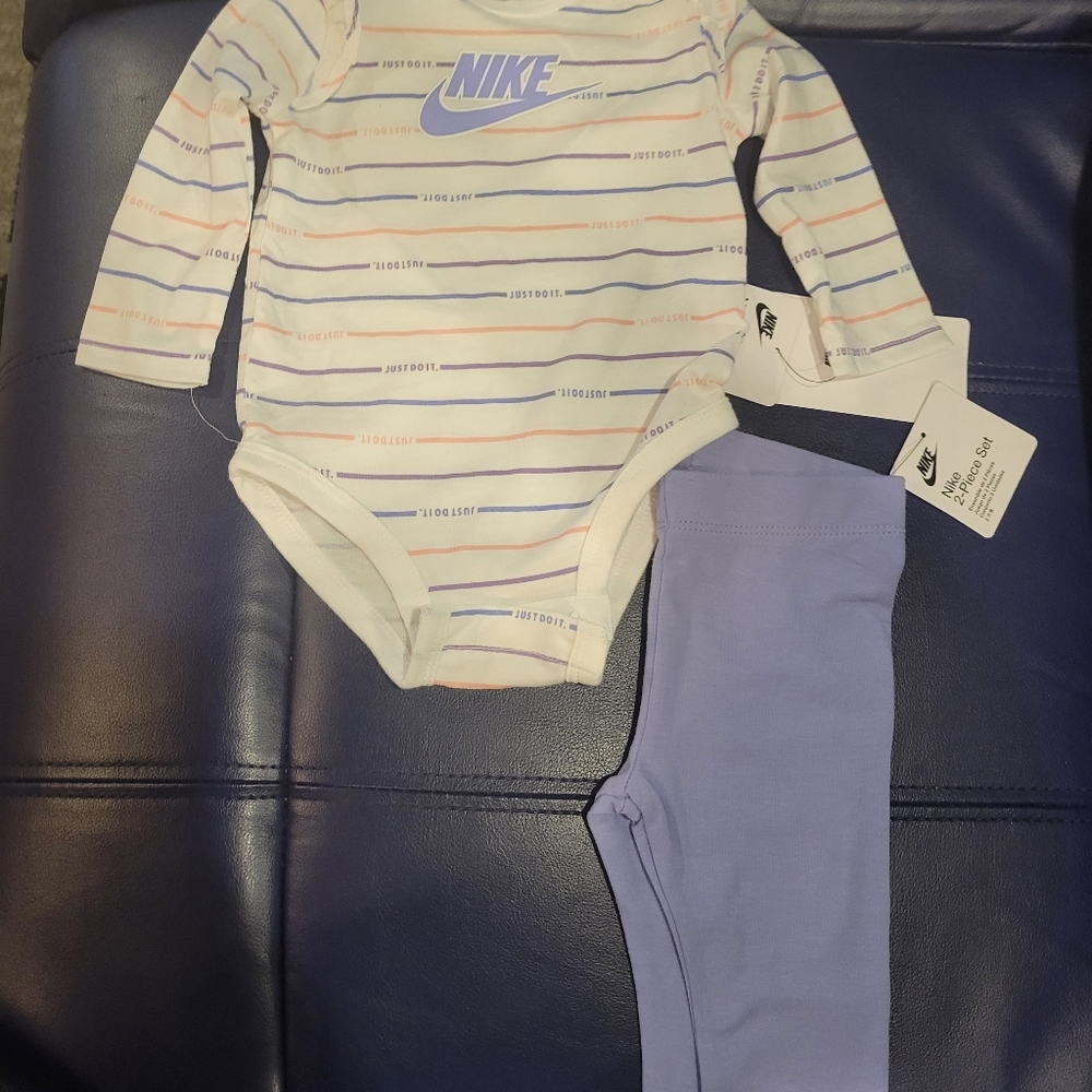 Infant Baby Girl Nike Outfit (Size 6mo)